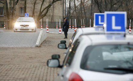 w szkołach zawodowych, w których przygotowanie do egzaminu na prawo jazdy wpisano do programu naucza