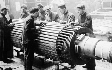 Pracownicy moskiewskiej fabryki Elektrosila. Stalin chciał mieć posłusznych robotników pracujących n