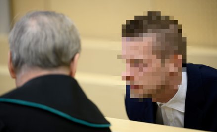 Oskarżony Adam Z. na sali Sądu Okręgowego w Poznaniu