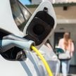 Popularność elektryków w tym roku rośnie. Przez pierwsze pięć miesięcy 2025 r. liczba e-aut zwiększy
