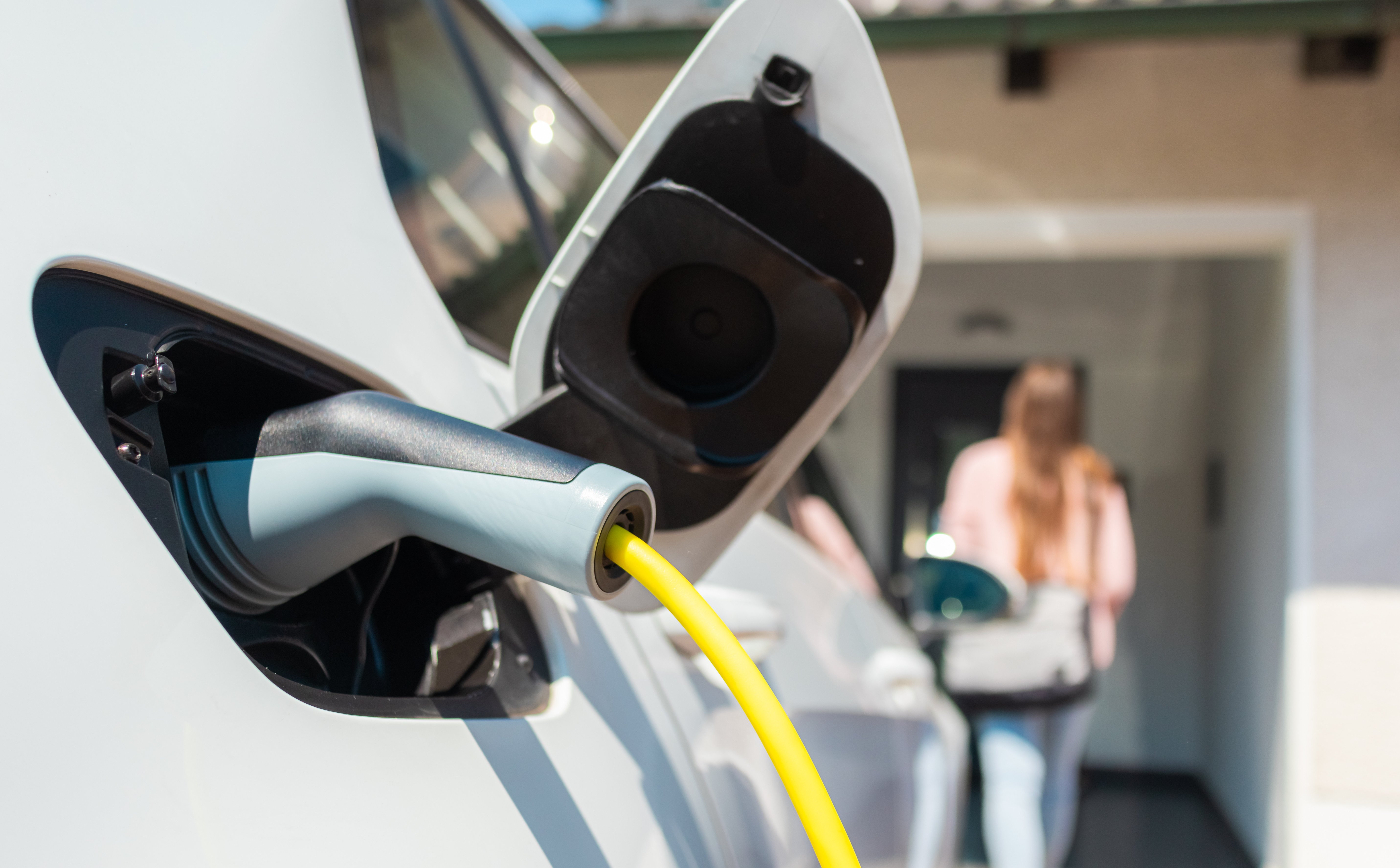 Urzędnik w elektrycznym samochodzie. A czasem i na e-rowerze