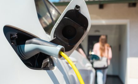 Popularność elektryków w tym roku rośnie. Przez pierwsze pięć miesięcy 2025 r. liczba e-aut zwiększy