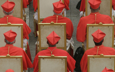 Włochy. Policjanci przebrani za księży złapali oszustów przebranych za kardynałów