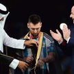 Leo Messi w stroju, który założył mu po finale mundialu emir Kataru Tamim bin Hamad Al Sani. Obok pr