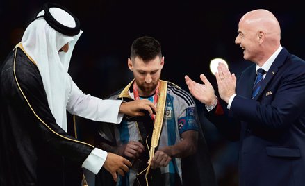 Leo Messi w stroju, który założył mu po finale mundialu emir Kataru Tamim bin Hamad Al Sani. Obok pr