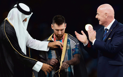 Leo Messi w stroju, który założył mu po finale mundialu emir Kataru Tamim bin Hamad Al Sani. Obok pr