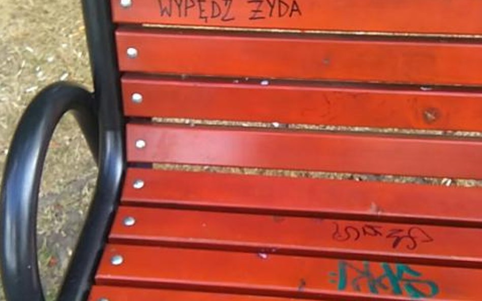 Takie napisy będą dziś usuwane w Warszawie, w Parku Szczęśliwickim.