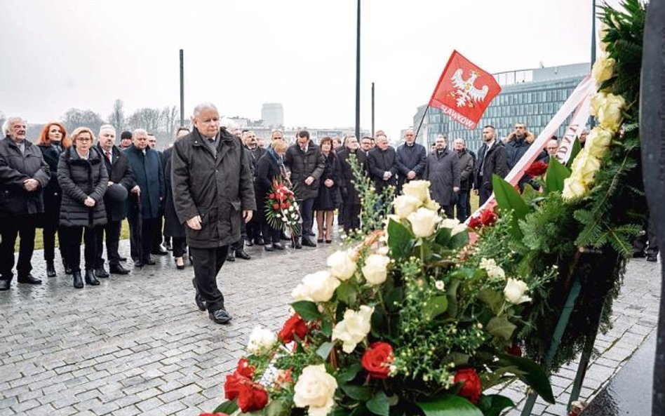 W tym roku uroczystości rocznicowe będą kameralne. Na zdjęciu: miesięcznica w marcu 2020 r.