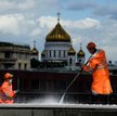 Dezynfekcja moskiewskiego mostu Krymskiego w pobliżu Kremla. W tle świątynia Chrystusa Zbawiciela.
