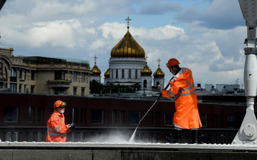 Dezynfekcja moskiewskiego mostu Krymskiego w pobliżu Kremla. W tle świątynia Chrystusa Zbawiciela.