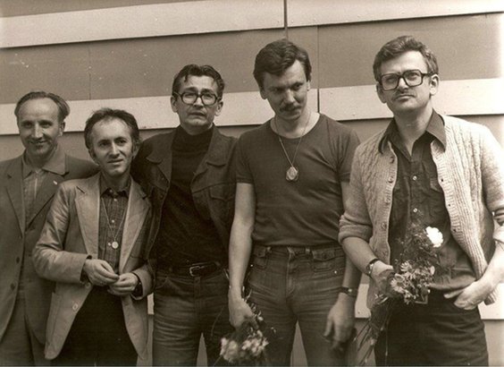 Przed bramą Aresztu Śledczego na ul. Rakowieckiej  od lewej: Zygmunt Goławski, Tadeusz Jandziszak, L