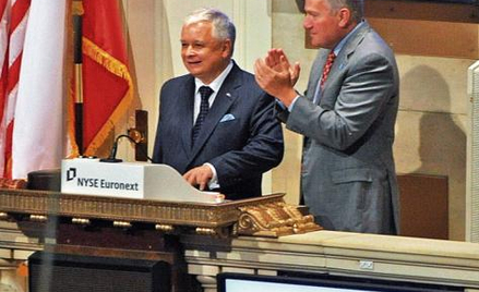 Prezydent Lech Kaczyński rozpoczął notowania na giełdzie w Nowym Jorku. Na zdjęciu z prezesem New Yo