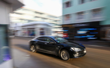 Tesla: nasze auta same nie przyspieszają
