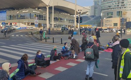 Protest aktywistów: w Warszawie blokada, w Poznaniu głodówka