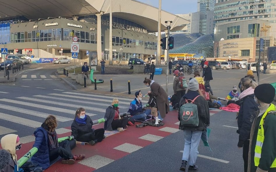 Protest aktywistów: w Warszawie blokada, w Poznaniu głodówka