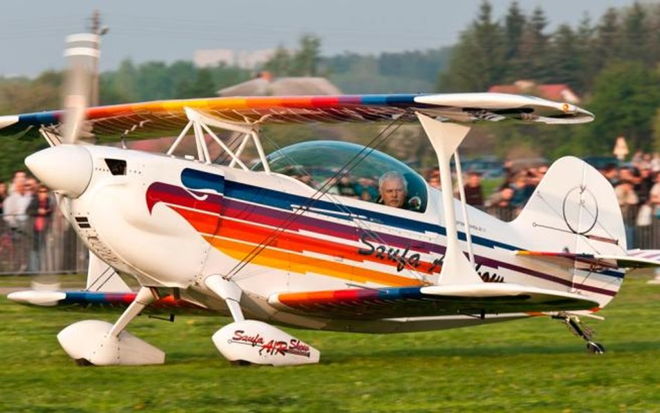 Kpt. Marek Szufa w swoim samolocie Christen Eagle w 2010 r. W tej maszynie rozbił się podczas akroba