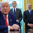 Sekretarz handlu USA Howard Lutnick i sekretarz skarbu Scott Bessent stoją za prezydentem Donaldem T