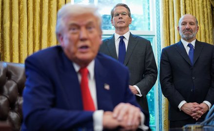 Sekretarz handlu USA Howard Lutnick i sekretarz skarbu Scott Bessent stoją za prezydentem Donaldem T