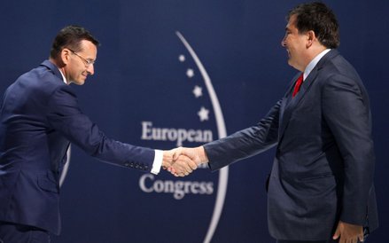 Wicepremier, minister rozwoju Mateusz Morawiecki (L) oraz burmistrz Odessy, b. prezydent Gruzji Mich