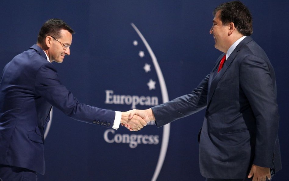 Wicepremier, minister rozwoju Mateusz Morawiecki (L) oraz burmistrz Odessy, b. prezydent Gruzji Mich