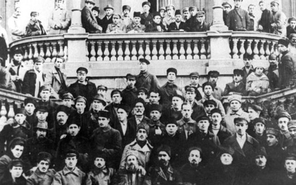 W Azji Środkowej, po stłumieniu powstania basmaczy, bolszewicy zmuszeni byli do daleko idących ustęp