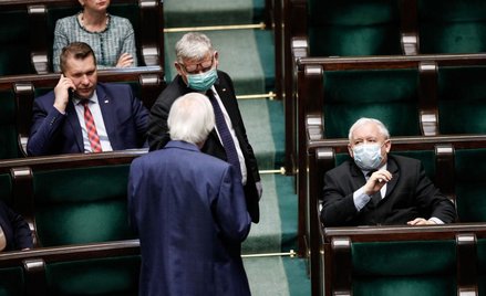 Sondaż: Notowania PiS minimalnie spadają. Połowa Polaków nie głosuje