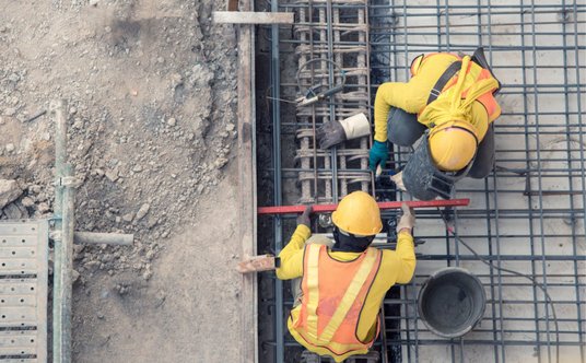 W ciągu roku o 62,8 proc. wzrosły ceny płyt OSB, o 12,8 proc. średnio podrożały produkty oświetlenio