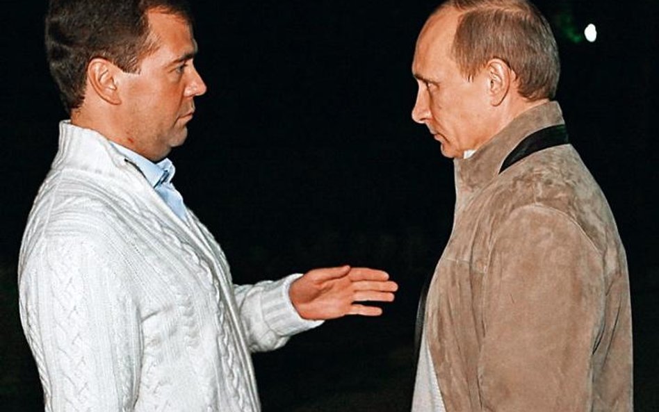 Dmitrij Miedwiediew usiłuje “odrobić straty do Władimira Putina” (na zdjęciu prezydent i premier w p