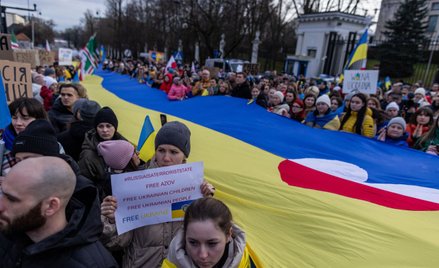 Demonstracja przed ambasadą FR w Warszawie