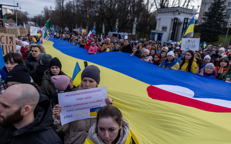 Demonstracja przed ambasadą FR w Warszawie