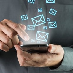 Służbowe sprawy na prywatnym telefonie. Kiedy SMS-y urzędnika są jawne?