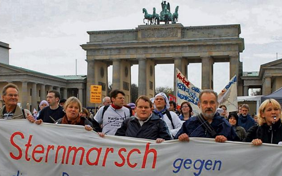 Wysokość świadczeń Hartz IV jest w Niemczech od lat przyczyną sporów. Na zdjęciu demonstracja przeci