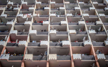 Uwięzieni w kontenerach mieszkalnych, które ludzkość buduje od stu lat zamiast domów i kamienic… Joh