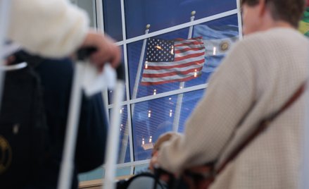 Zaufanie amerykańskich konsumentów spadło do najniższego poziomu od 2014 r.