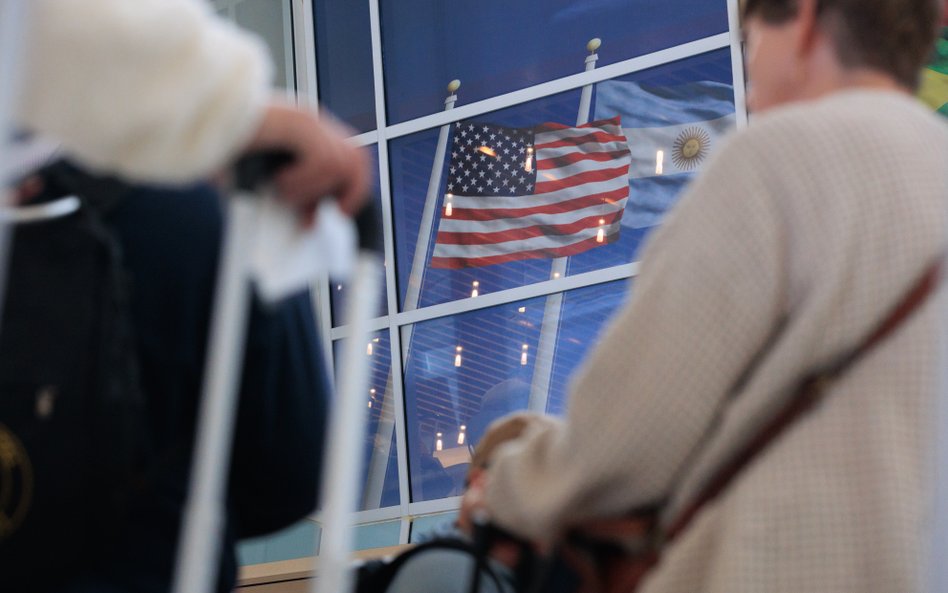 Zaufanie amerykańskich konsumentów spadło do najniższego poziomu od 2014 r.