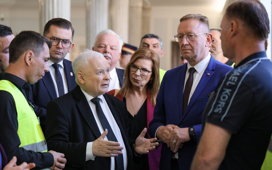 Jarosław Kaczyński postawił na Łukasza Kmitę (drugi od lewej), ale ostatecznie Kmita marszałkiem nie