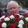 Jarosław Kaczyński w drodze na Wawel, w celu złożenia kwiatów na grobie Lecha i Marii Kaczyńskich, 1