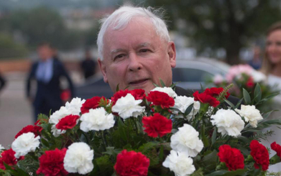 Jarosław Kaczyński w drodze na Wawel, w celu złożenia kwiatów na grobie Lecha i Marii Kaczyńskich, 1