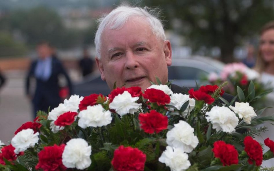 Jarosław Kaczyński w drodze na Wawel, w celu złożenia kwiatów na grobie Lecha i Marii Kaczyńskich, 1