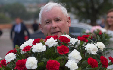 Jarosław Kaczyński w drodze na Wawel, w celu złożenia kwiatów na grobie Lecha i Marii Kaczyńskich, 1