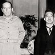 Gen. Douglas MacArthur i cesarz Hirohito podczas historycznego spotkania 27 września 1945 r.