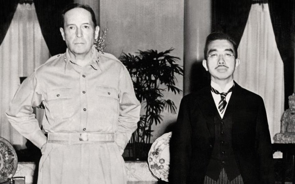 Gen. Douglas MacArthur i cesarz Hirohito podczas historycznego spotkania 27 września 1945 r.
