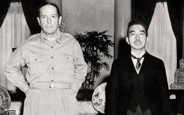 Gen. Douglas MacArthur i cesarz Hirohito podczas historycznego spotkania 27 września 1945 r.