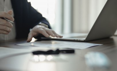Elitarne AI w Warszawie, cyfrowy paraliż na prowincji