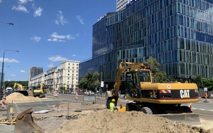 Wykopy i hałdy ziemi na ulicy Marszałkowskiej