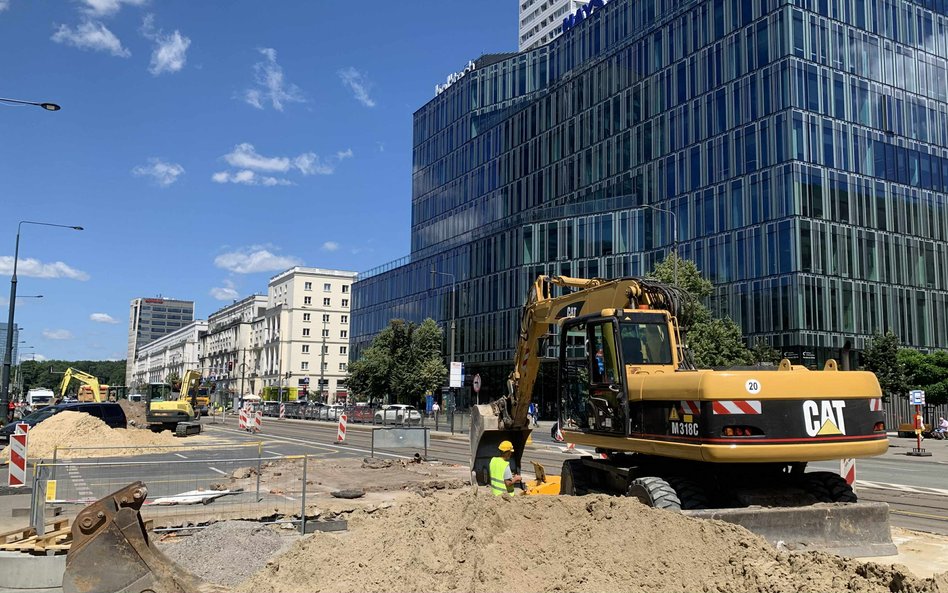 Wykopy i hałdy ziemi na ulicy Marszałkowskiej