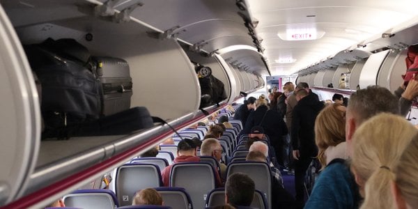 Bagaż podręczny w cenie przelotu – potwierdzają europosłowie. Ani kroku wstecz w prawach pasażerów