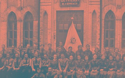 Harcerze i nauczyciel z gimnazjum polskiej misji katolickiej im. Henryka Sienkiewicza w Harbinie. Ch