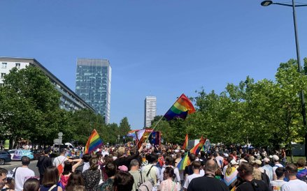 Morze tęczowych flag i transparentów unosi się nad tłumem w centrum Warszawy