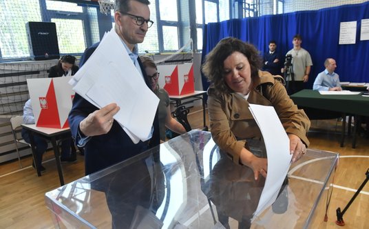 Wybory samorządowe 2024. Były premier, poseł PiS Mateusz Morawiecki z żoną Iwoną głosują w Szkole po
